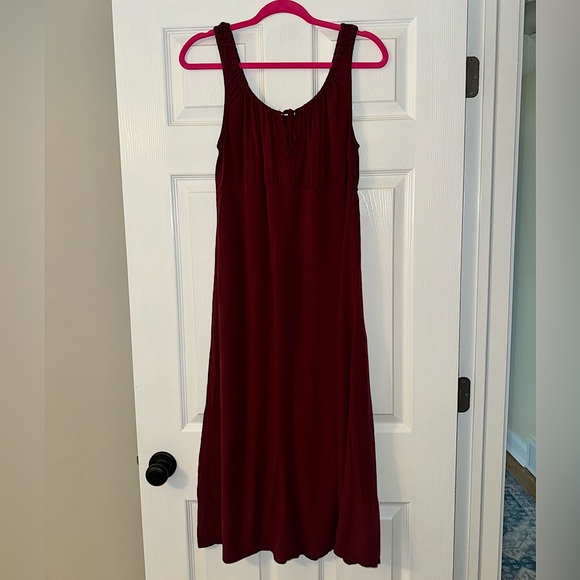 Waist defined sleeveless crepe midi dress - Picture 2 of 6